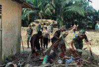 Personil Brimob Sumut bersama Personil TNI melaksanakan Pembersihan puing-puing pascabencana