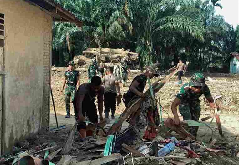 Personil Brimob Sumut bersama Personil TNI melaksanakan Pembersihan puing-puing pascabencana