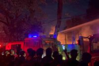 Mobil AWC yang umumnya digunakan untuk pengendalian massa itu dikerahkan guna membantu proses pemadaman api yang sulit dikendalikan, Kebakaran hebat melanda pabrik PT Garuda Mas Perkasa (Swallow) yang berlokasi di Jalan KL Yos Sudarso Km 6,5, Kecamatan Medan Deli, Kota Medan, Rabu malam, 28 Januari 2025.