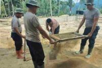 Personel Brimob Polda Sumut bersama warga merampungkan pembangunan rumah swadaya ke-11 bagi korban banjir di Desa Tolang Julu, Tapanuli Selatan, Sabtu 24 Januari 2026.