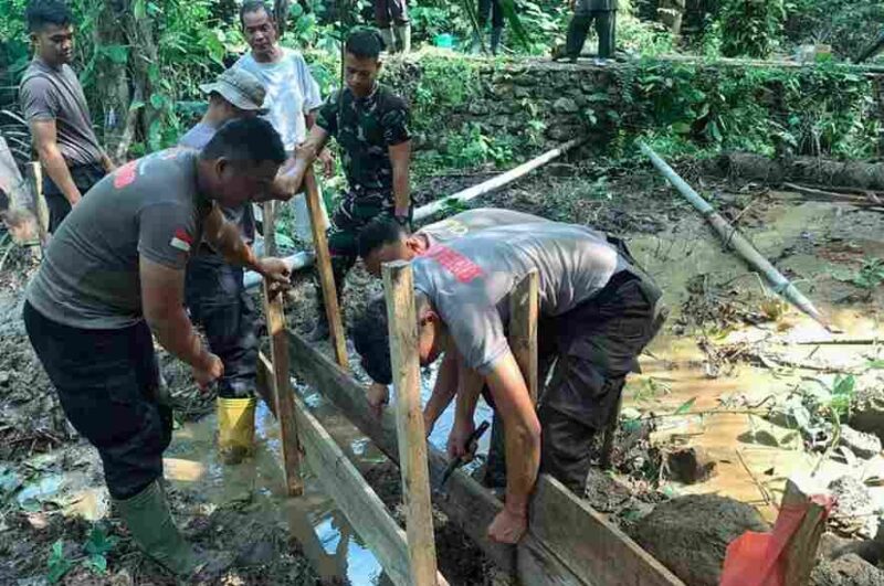 Satuan Brigade Mobil (Brimob) Kepolisian Daerah Sumatera Utara kembali terlibat dalam upaya pemulihan masyarakat pascabencana alam di wilayah Kabupaten Tapanuli Tengah. Pada Jumat, 30 Januari 2026.