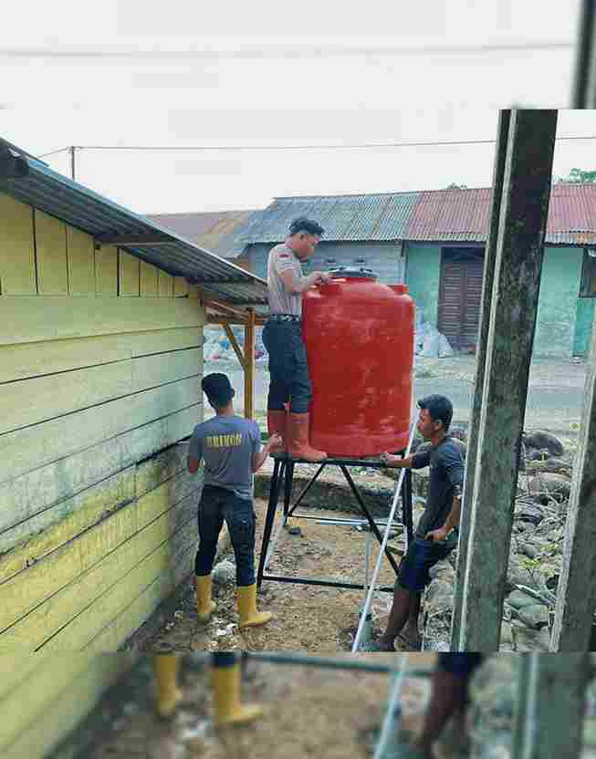 Personil brimob saat memasang toren air untuk air bersih warga.