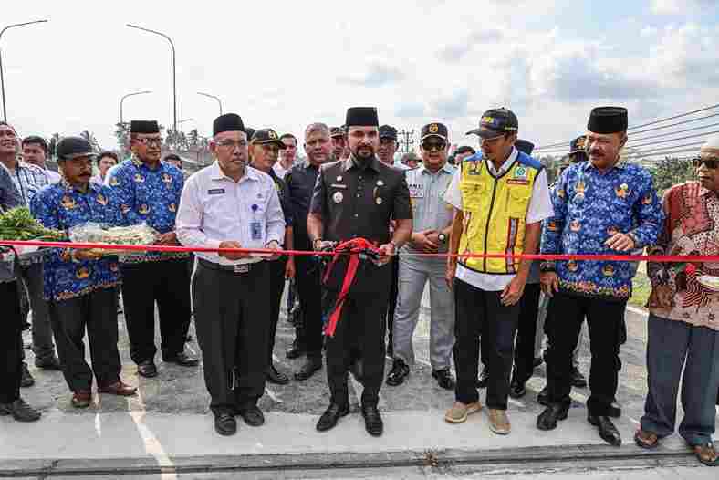 Bupati Aceh Timur Iskandar Usman Al-Farlaky, S.H.I., M.Si., meresmikan kembali Jembatan Peureulak, Kamis, 29 Januari 2026.