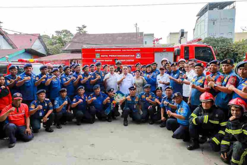 Foto bersama Wali Kota Pematangsiantar dan petugas Disdamkar