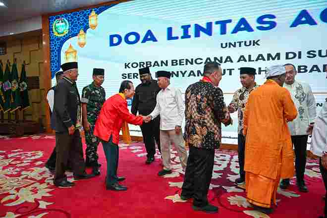 Wakil Gubernur Sumut Surya bersama Pj. Sekdaprov Sumut Sulaiman Harahap menghadiri Do'a Lintas Agama untuk Korban Bencana Alam di Sumatera serta Menyambut Tahun Baru 2026 di Aula Tengku Rizal Nurdin, Rumah Dinas Gubernur Sumut, Jalan Sudirman No. 41, Medan, Rabu Malam (31/12/2025).