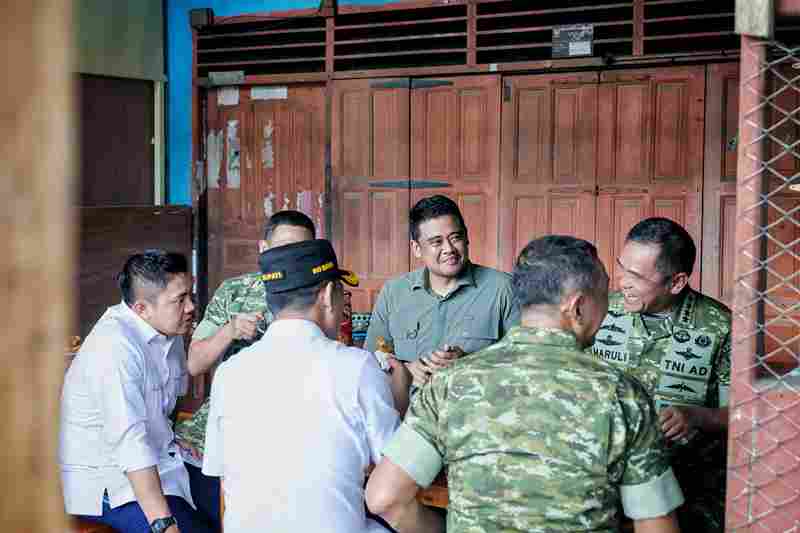  Bobby Afif Nasution yang mampir ke sebuah warung kopi di Kelurahan Aekpining, Kecamatan Batangtoru, Tapanuli Selatan (Tapsel), langsung menyedot perhatian dan disambut antusias warga, Rabu (31/12/2025). 