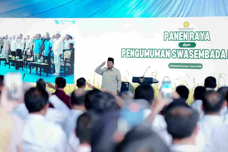 Gubernur Sumatera Utara (Sumut) Muhammad Bobby Afif Nasution menerima tanda kehormatan Satya Lencana Wirakarya dari Presiden Republik Indonesia Prabowo Subianto. Gubernur Bobby merupakan salah satu dari beberapa penerima tanda kehormatan dari Presiden pada Panen Raya dan Pengumuman Swasembada di Kecamatan Cilebar, Karawang, Jawa Barat, Rabu (7/1/2026). 