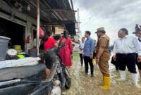 Wakil Presiden Gibran Rakabuming Raka meninjau lokasi banjir di Desa Srimukti, Tambun Utara, Kabupaten Bekasi, Senin (19/1/2026),