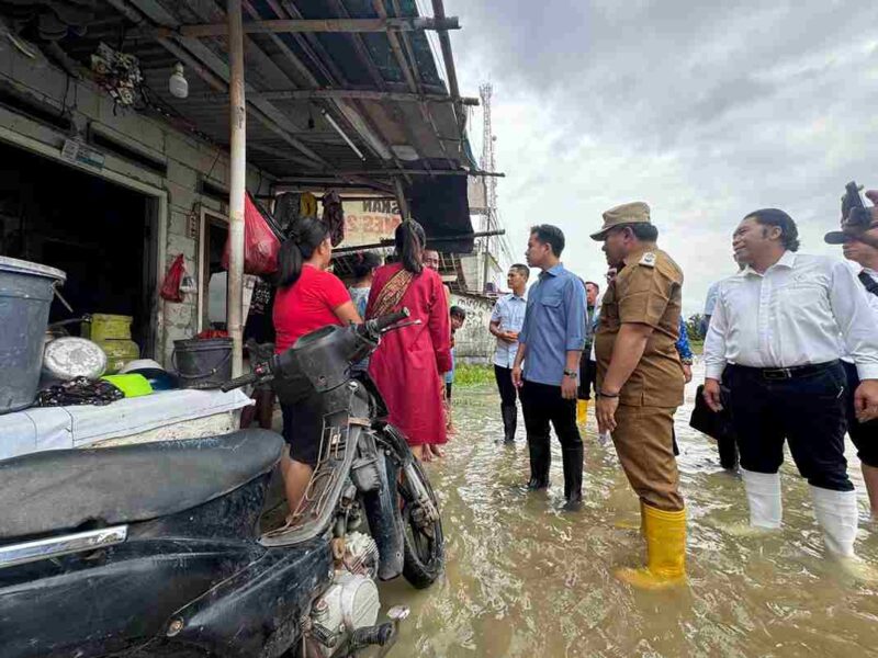 Wakil Presiden Gibran Rakabuming Raka meninjau lokasi banjir di Desa Srimukti, Tambun Utara, Kabupaten Bekasi, Senin (19/1/2026),