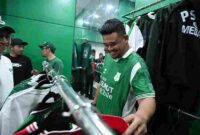 Gubernur Sumatera Utara (Sumut) Muhammad Bobby Afif Nasution didampingi sejumlah OPD, meninjau toko official merchandise PSMS Medan di Jalan Jenderal Ahmad Yani, Medan, Jumat (9/1/2025).