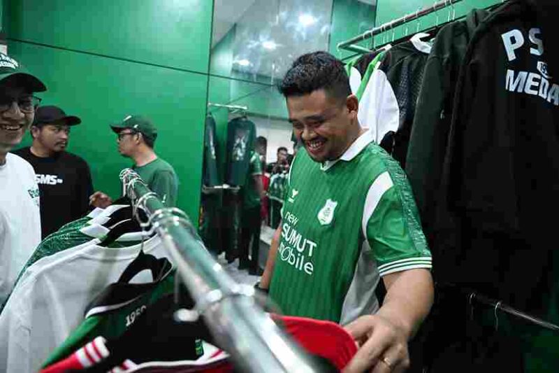 Gubernur Sumatera Utara (Sumut) Muhammad Bobby Afif Nasution didampingi sejumlah OPD, meninjau toko official merchandise PSMS Medan di Jalan Jenderal Ahmad Yani, Medan, Jumat (9/1/2025).
