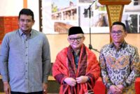 Gubernur Sumatera Utara (Sumut) Muhammad Bobby Afif Nasution bersama Wakil Walikota Medan Zakiyuddin Harahap mendampingi Menteri Pendidikan Dasar dan Menengah Abdul Mu'ti pada acara Peresmian Sekolah Penerima Bantuan Revitalisasi Satuan Pendidikan di SMK Negeri 7 Medan, Jalan STM No 12 E, Kota Medan, Minggu (4/1/2026).
