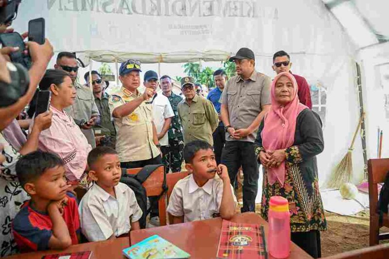 Mendagri saat meninjau langsung proses normalisasi sungai di Kecamatan Tukka, Sabtu, 24 Januari 2026.