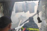 Saat petugas Damkar Pemko Pematangsiantar dan STTC melaksanakan pemadaman api. 