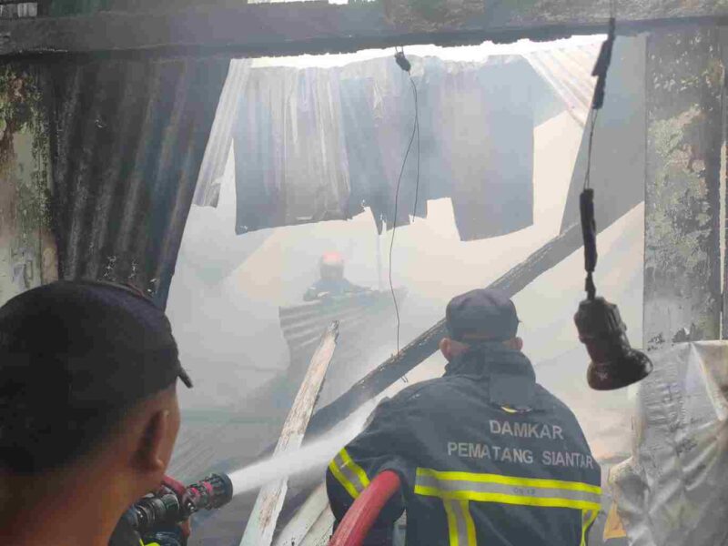 Saat petugas Damkar Pemko Pematangsiantar dan STTC melaksanakan pemadaman api. 