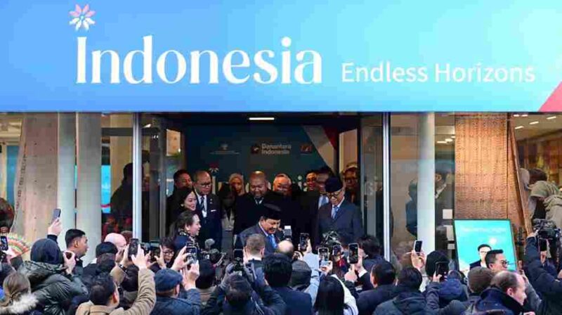 Presiden Republik Indonesia Prabowo Subianto mengunjungi Paviliun Indonesia usai menyampaikan pidato kunci dalam rangkaian Annual Meeting World Economic Forum (WEF) 2026 di Davos, Swiss, pada Kamis, 22 Januari 2026. 