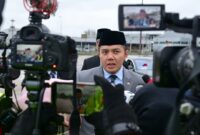 Sekretaris Kabinet, Teddy Indra Wijaya menyampaikan keterangannya kepada awak media di London, Inggris, pada Rabu, 21 Januari 2026. 