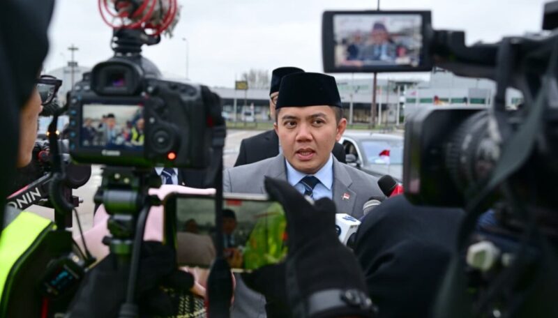 Sekretaris Kabinet, Teddy Indra Wijaya menyampaikan keterangannya kepada awak media di London, Inggris, pada Rabu, 21 Januari 2026. 