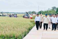 Presiden Prabowo Subianto melakukan peninjauan berbagai inovasi hilirisasi dan teknologi pertanian modern dalam rangkaian kegiatan Panen Raya di Desa Kertamukti, Kabupaten Karawang, Provinsi Jawa Barat, pada Rabu, 7 Januari 2026. Foto: BPMI Setpres