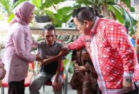 Wali Kota Pematangsiantar Wesly Silalahi, S.H., M.Kn., didampingi Ketua TP PKK Kota Pematangsiantar Ny. Liswati Wesly Silalahi, mengunjungi Septiano Samuel Damanik (21), penyandang disabilitas yang menjadi korban pengeroyokan. Kunjungan tersebut berlangsung pada Kamis, 29 Januari 2026