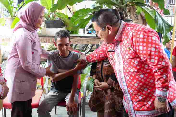 Wali Kota Pematangsiantar Wesly Silalahi, S.H., M.Kn., didampingi Ketua TP PKK Kota Pematangsiantar Ny. Liswati Wesly Silalahi, mengunjungi Septiano Samuel Damanik (21), penyandang disabilitas yang menjadi korban pengeroyokan. Kunjungan tersebut berlangsung pada Kamis, 29 Januari 2026