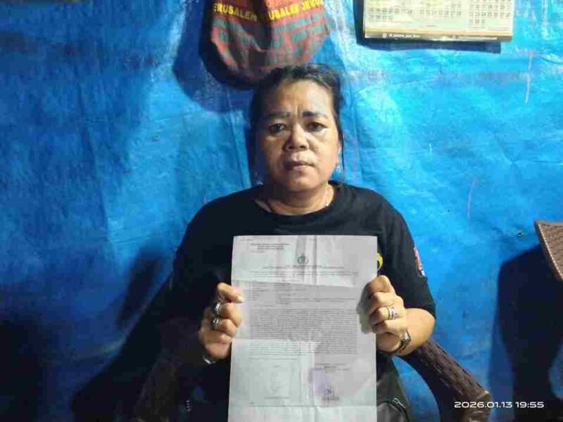 Lenni Marlina Pardede melaporkan dugaan tindak pidana pengeroyokan dan pengancaman ke Polres Pematangsiantar, Sumatera Utara. Selasa, 13 januari 2026.