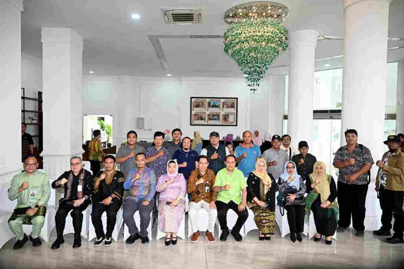 Pemerintah Provinsi Sumatera Utara (Sumut) melalui Dinas Kesehatan, Badan Penelitian dan Pengembangan (BAPPELITBANG), Badan Keuangan dan Ast Daerah (BKAD), DInas Tenaga Kerja, Dinas PMD dan Catpil, Dinas Sosial, Rumah Sakit Haji Medan, serta Deputi BPJS Wilayah I Sumut-Aceh melakukan Konferensi Pers terkait Perkembangan Implementasi Kebijakan Proses Bisnis (Probis) melalui Universal Health Coverage (UHC). Kegiatan yang difasilitasi Dinas Kominfo Sumut berlangsung di Lobby Dekranasda Lantai 1 Kantor Gubernur Sumut Jalan Diponegoro 30 Kota Medan, Kamis (29/1/2026).