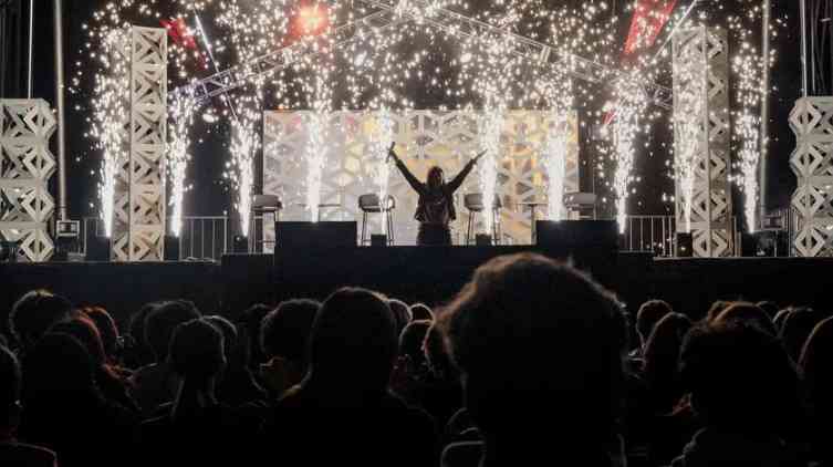 CEO Rock Lititz, Andrea Shirk, saat berada di atas panggung dalam acara Experience LIVE.
Foto: Hannah Yoon/Bloomberg