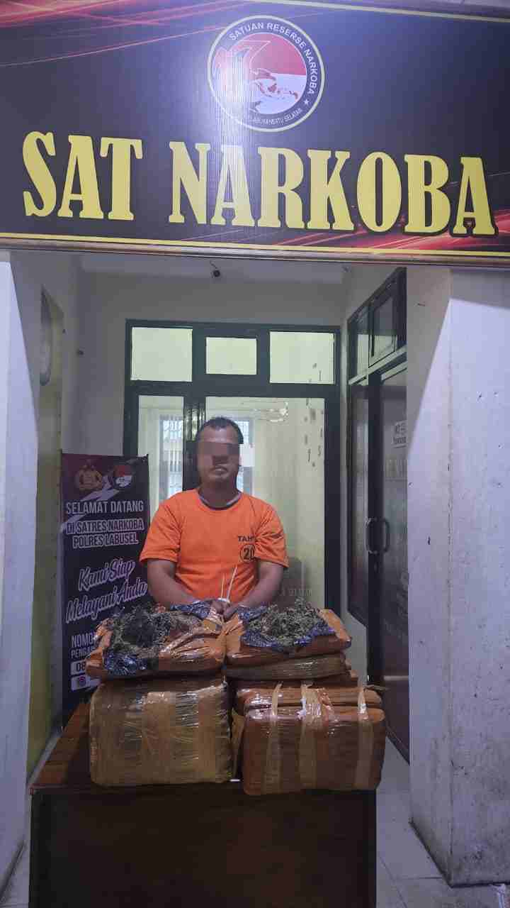 Pelaku bersama barang bukti 26 Kg Ganja saat diamankan Polisi.
