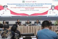 Wali Kota Pematangsiantar Wesly Silalahi, S.H., M.Kn., menandatangani Dokumen Perjanjian Kinerja Pimpinan Perangkat Daerah di Lingkungan Pemerintah Kota Pematangsiantar Tahun 2026, Jumat pagi, 30 Januari 2026.