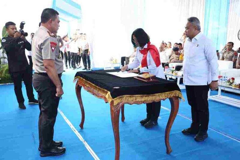 Kapolda Sumatera Utara Irjen Pol. Whisnu Hermawan Februanto, S.I.K., M.H. memimpin serah terima penanganan perkara dari Ditreskrimum ke Ditres PPA dan PPO Polda Sumut di Mapolda Sumut, Senin, 19 Januari 2025.