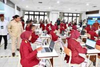 Presiden Prabowo Subianto melakukan peninjauan fasilitas sekolah rakyat di Balai Besar Pendidikan Pelatihan Kesejahteraan Sosial (BBPPKS), Kota Banjarbaru, Provinsi Kalimantan Selatan, pada Senin, 12 Januari 2026. 