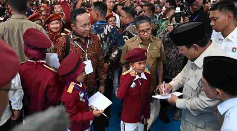 Presiden Prabowo Subianto menyapa para pelajar saat meresmikan 166 Sekolah Rakyat di seluruh Indonesia yang diselenggarakan di Balai Besar Pendidikan Pelatihan Kesejahteraan Sosial (BBPPKS), Kota Banjarbaru, Provinsi Kalimantan Selatan, pada Senin, 12 Januari 2026.