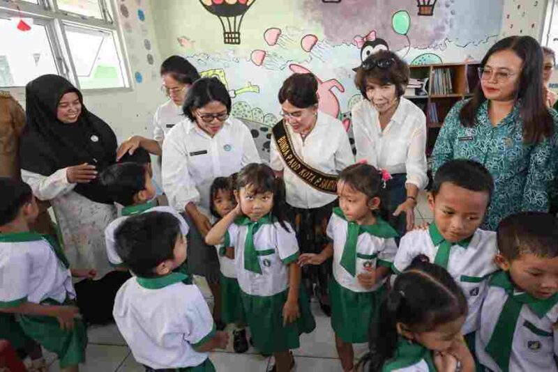 Ketua TP PKK Kota Pematangsiantar, Ny. Liswati Wesly Silalahi, mengunjungi tiga PAUD-SAB di Kota Pematangsiantar, Senin (19/1/2026).