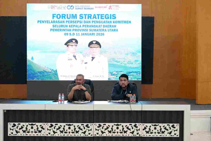 Pj Sekretaris Daerah Provinsi Sumatera Utara (Sumut) Sulaiman Harahap memberi arahan dan bimbingan pada pertemuan Forum Strategis dengan seluruh pimpinan Organisasi Perangkat Daerah (OPD) Pemerintah Provinsi Sumut di Aula Mess Pemprovsu Pora-pora Parapat Kab. Simalungun, Sabtu (10/1/2026). 