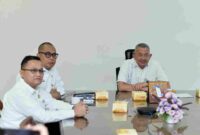 Pj Sekretaris Daerah Provinsi Sumatera Utara (Sumut) Sulaiman Harahap mengikuti rapat koordinasi progres penyusunan rencana rehabilitasi dan rekonstruksi pascabencana dengan Kemenko Bidang Infrastruktur dan Pembangunan Wilayah RI secara daring melalui aplikasi Zoom meeting di Ruang Kerja Lantai 9 Kantor Gubernur Sumut Jalan Diponegoro Kota Medan, Rabu (7/1/2026).