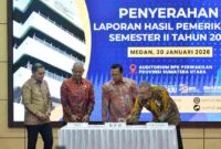 Pj Sekretaris Daerah Provinsi Sumatera Utara (Sumut) Sulaiman Harahap menerima Laporan Hasil Pemeriksaan Kinerja atas upaya Pemerintah dalam mendukung ketahanan pangan pada Pemerintah Provinsi Sumut dan Instansi terkait lainnya Semeseter II TA.2025 yang diserahkan oleh Kepala Badan Pemeriksa Keuangan (BPK) RI Perwakilan Provinsi Sumut di Auditorium BPK Jalan Imam Bonjol Kota Medan, Jumat (30/1/2026).