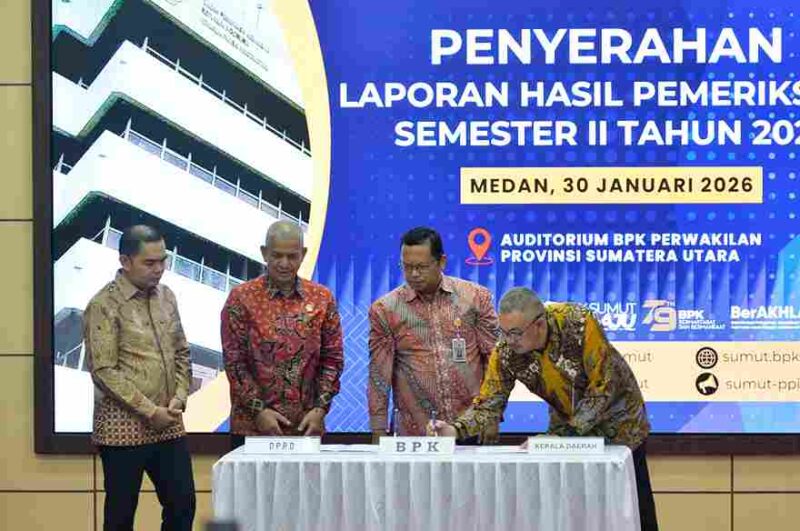 Pj Sekretaris Daerah Provinsi Sumatera Utara (Sumut) Sulaiman Harahap menerima Laporan Hasil Pemeriksaan Kinerja atas upaya Pemerintah dalam mendukung ketahanan pangan pada Pemerintah Provinsi Sumut dan Instansi terkait lainnya Semeseter II TA.2025 yang diserahkan oleh Kepala Badan Pemeriksa Keuangan (BPK) RI Perwakilan Provinsi Sumut di Auditorium BPK Jalan Imam Bonjol Kota Medan, Jumat (30/1/2026).