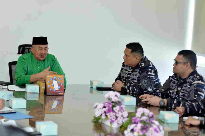 Pj. Sekretaris Daerah Provinsi Sumatera Utara (Sumut) Sulaiman Harahap menerima kunjungan Panitia Pelaksana Pelayaran ASEAN Plus Cadet Sail (APCS) 2026 di Ruang kerja Lantai 9 Kantor Gubernur Sumut Jalan Diponegoro Kota Medan, Kamis (22/1/2026).
