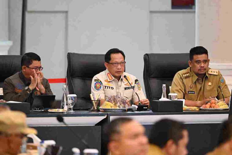 Gubernur Sumatera Utara (Sumut) Bobby Nasution bersama Wakil Gubernur Sumut Surya, Ketua DPRD Sumut Erni Ariyanti Sitorus, serta para Bupati dan Walikota Se-Sumut serta unsur Forkopimda Sumut melakukan Rapat Koordinasi Percepatan Rehabilitasi dan Rekonstruksi Pascabencana Provinsi Sumut dipimpin oleh Mendagri Tito Karnavian bersama Kepala Badan Nasional Penanggulangan Bencana (BNPB) Suharyanto, serta Wakil Menteri Pemberdayaan Perempuan dan Perlindungan Anak Indonesia Veronica Tan di Aula Raja Inal Siregar lantai 2 Kantor Gubernur Sumut, Jalan Diponegoro Nomor 30, Medan, Senin (12/1/2026).