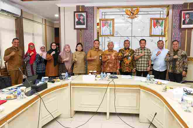 Wakil Gubernur (Wagub) Sumatera Utara (Sumut) Surya memimpin Rapat Pembahasan Rancangan Perubahan Peraturan Daerah (Perda) Nomor 1 Tahun 2024 tentang Pajak Daerah dan Retribusi Daerah di Kantor Badan Penghubung Daerah, Jalan Jambu, Jakarta, Senin (26/1/2026). 