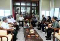 Pj Sekretaris Daerah Provinsi Sumatera Utara (Sumut), Sulaiman Harahap didampingi Asisten Administrasi Umum Muhammad Suib, Kepala Biro Organisasi Dedi Jaminsyah Putra arahap, serta Kepala Bidang Mutasi dan Promosi Badan Kepegawaian Daerah Sumut Yusuf Siregar saat menerima audiensi  PT Taspen Cabang Medan di  ruang kerja Sekda, Lantai 9 Kantor Gubernur Sumut Jalan Diponegoto 30 Medan, Rabu (7/1/2026).