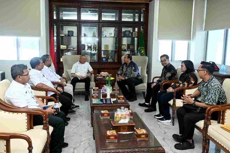 Pj Sekretaris Daerah Provinsi Sumatera Utara (Sumut), Sulaiman Harahap didampingi Asisten Administrasi Umum Muhammad Suib, Kepala Biro Organisasi Dedi Jaminsyah Putra arahap, serta Kepala Bidang Mutasi dan Promosi Badan Kepegawaian Daerah Sumut Yusuf Siregar saat menerima audiensi  PT Taspen Cabang Medan di  ruang kerja Sekda, Lantai 9 Kantor Gubernur Sumut Jalan Diponegoto 30 Medan, Rabu (7/1/2026).