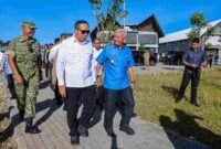 Wakil Gubernur (Wagub) Sumatera Utara (Sumut) Surya mendampingi Ketua Dewan Ekonomi Nasional (DEN) Luhut Binsar Pandjaitan meninjau  Taman Sains dan Teknologi Herbal dan Hortikultura (TSTH2) di Kecamatan Pollung, Kabupaten Humbang Hasundutan (Humbahas), Sabtu (24/1/2026).