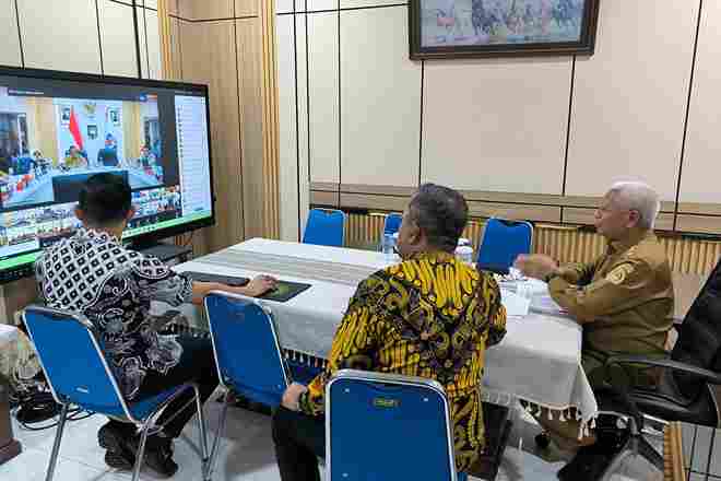 Wakil Gubernur (Wagub) Sumatera Utara (Sumut) Surya, mengikuti Rapat Koordinasi (Rakor) Percepatan Rehabilitasi dan Rekonstruksi Pasca Bencana Alam wilayah Sumatera secara virtual di Badan Penghubung Provinsi Sumut Jalan Jambu No. 28 Menteng Jakarta Pusat, Senin (26/1/2026).