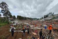 Wapres Gibran Rakabuming Raka meninjau lokasi banjir bandang dan tanah longsor di Kabupaten Bandung Barat, Minggu 25 Januari 2026