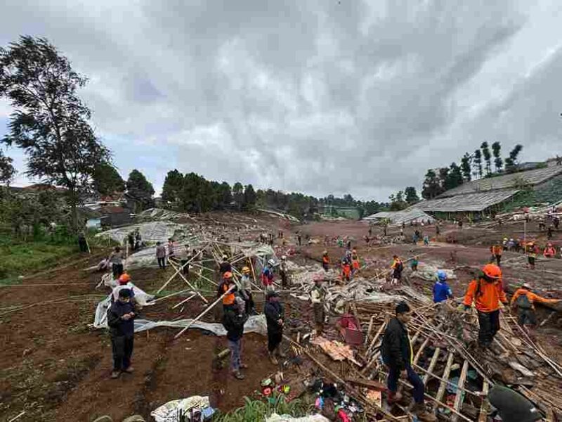 Wapres Gibran Rakabuming Raka meninjau lokasi banjir bandang dan tanah longsor di Kabupaten Bandung Barat, Minggu 25 Januari 2026