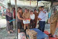 Wali Kota Pematangsiantar Wesly Silalahi SH MKn didampingi Ketua TP PKK Pematangsiantar Ny Liswati Wesly Silalahi langsung berkunjung dan memberikan bantuan, Senin (12/01/2025).