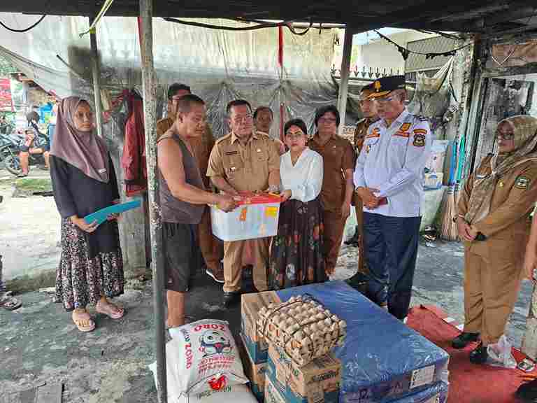 Wali Kota Pematangsiantar Wesly Silalahi SH MKn didampingi Ketua TP PKK Pematangsiantar Ny Liswati Wesly Silalahi langsung berkunjung dan memberikan bantuan, Senin (12/01/2025).