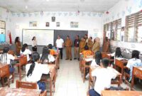 Sekda Pematangsiantar meninjau program bimbel tambahan hasil kolaborasi Pemko, Bank Sumut, dan TJSLP di SMPN 5, Senin (26/1/2026).